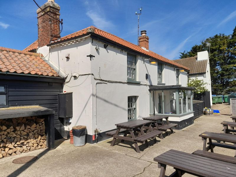 Harbour Inn, Southwold 7.6.22 rear patio. (Pub, External, Garden). Published on 25-06-2022