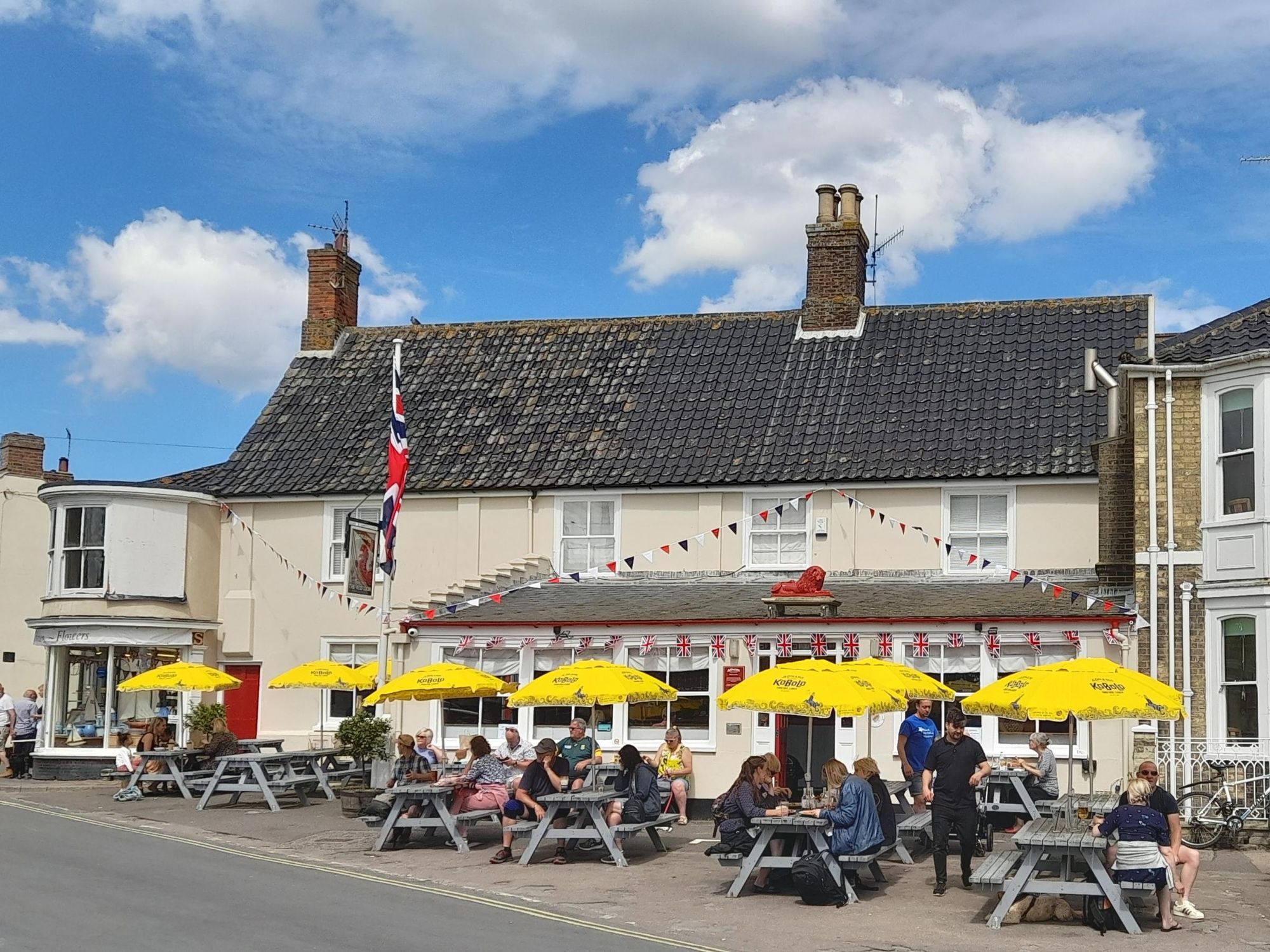 Red LIon, Southwold 9.6.22. (Pub, External, Garden). Published on 25-06-2022