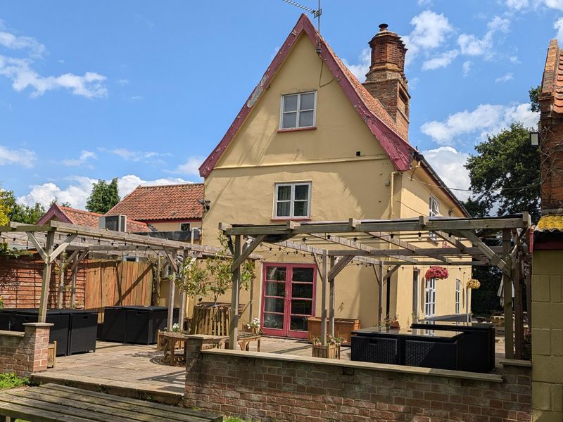 Huntsman & Hounds Spexhall side terrace 270724.jpg. (Garden). Published on 28-07-2024 
