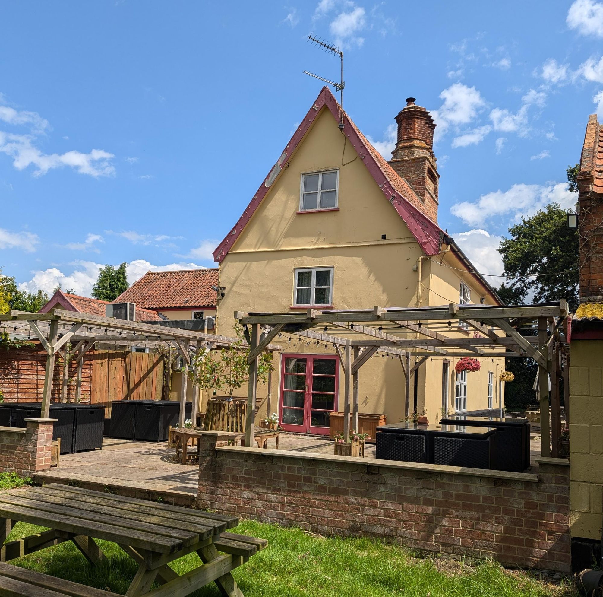 Huntsman & Hounds Spexhall side terrace 270724.jpg. (Garden). Published on 28-07-2024