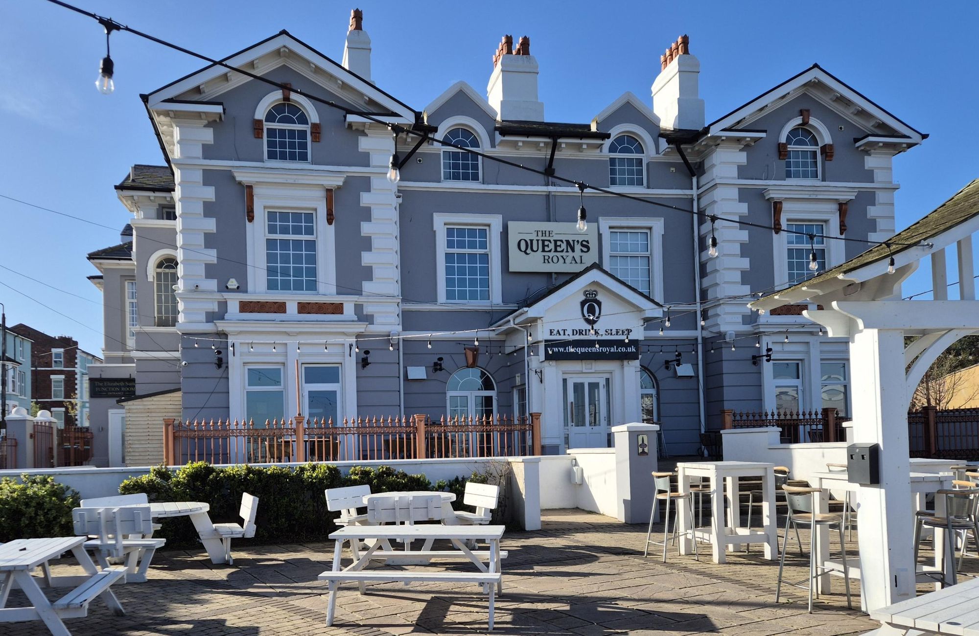 Qujeens Royal April 2026. (Pub, Key). Published on 26-05-2026
