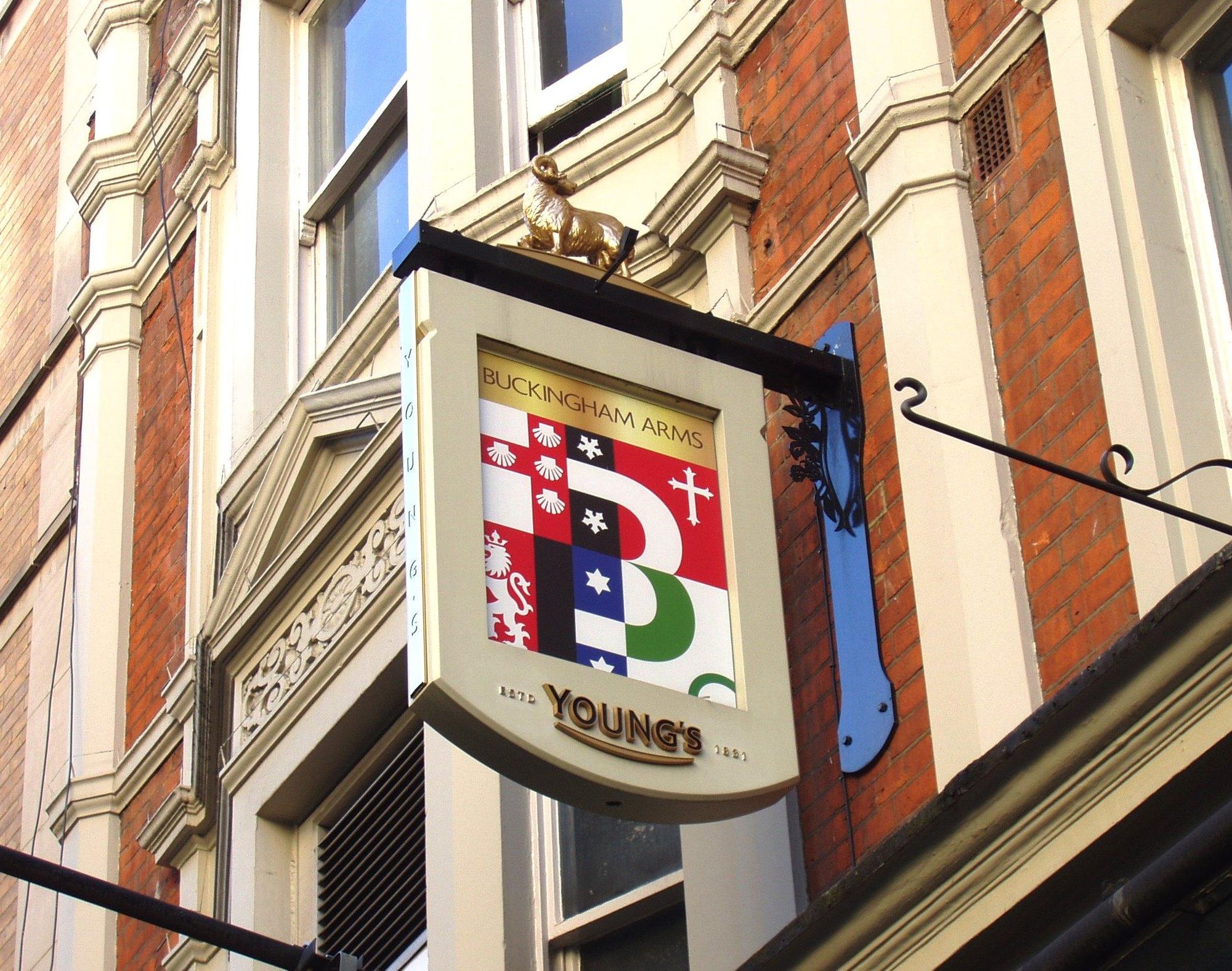 Buckingham Arms SW1-sign Oct 2017. (Pub, External, Sign). Published on 08-10-2017