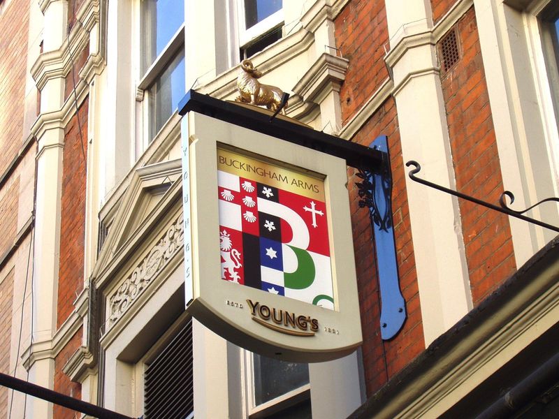 Buckingham Arms SW1-sign Oct 2017. (Pub, External, Sign). Published on 08-10-2017