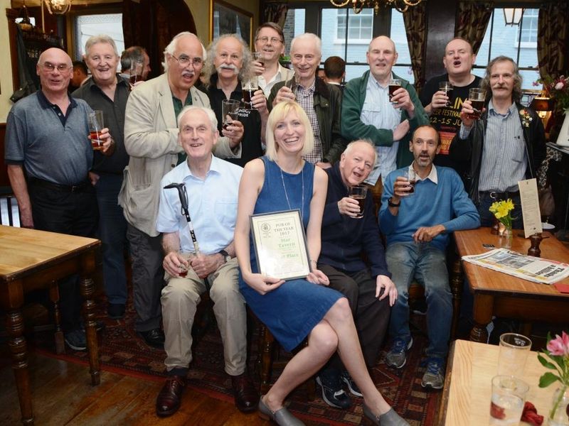 Toasting Pub of the Year 2017 - Marta supported by the CAMRA tea. (Publican, Customers). Published on 28-06-2017