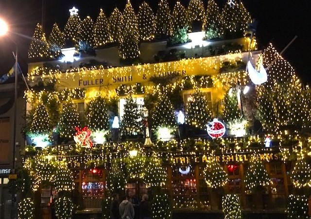 Churchill Arms Xmas 2018. (Pub, External). Published on 07-12-2022