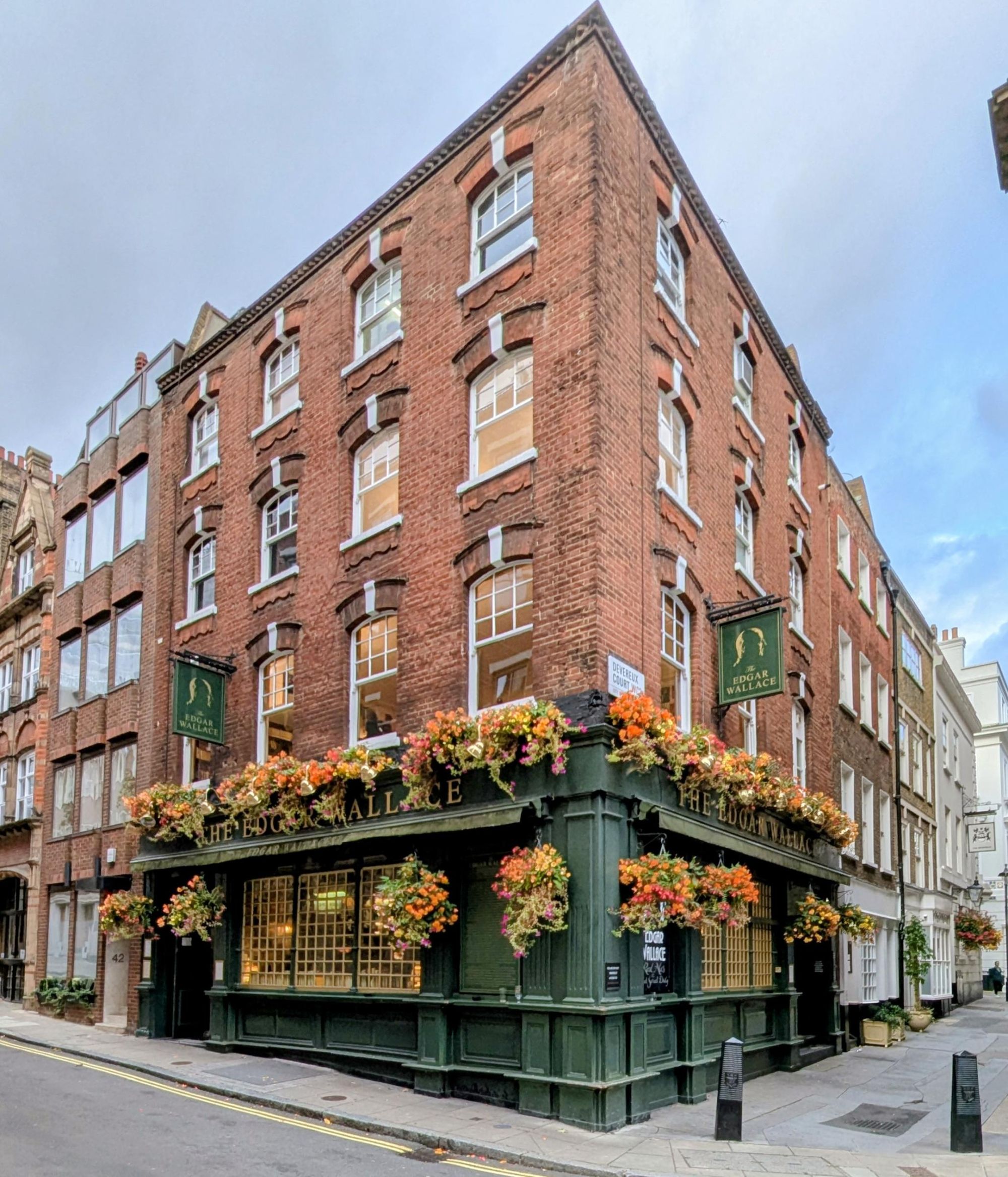 Edgar Wallace exterior via Hugh Steele. (Pub, External). Published on 11-11-2025