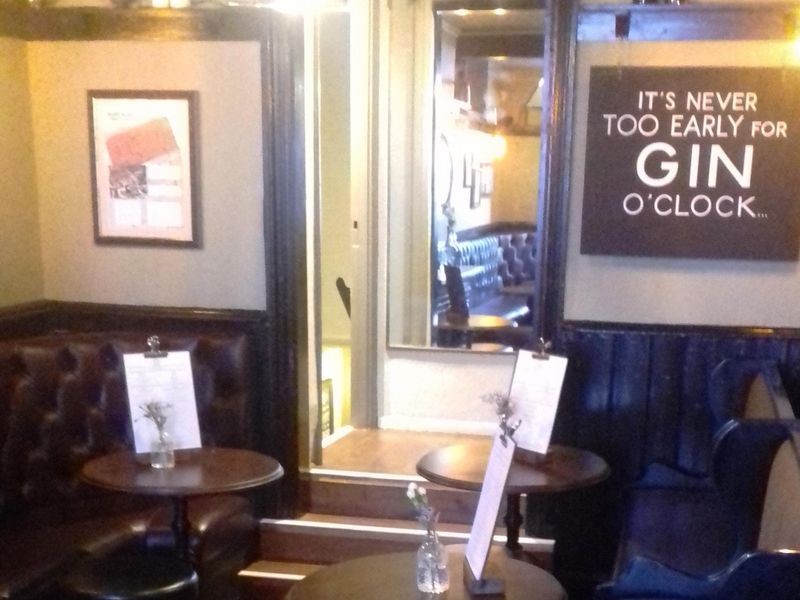 Uxbridge Arms W8 interior. (Pub, Bar). Published on 24-04-2017