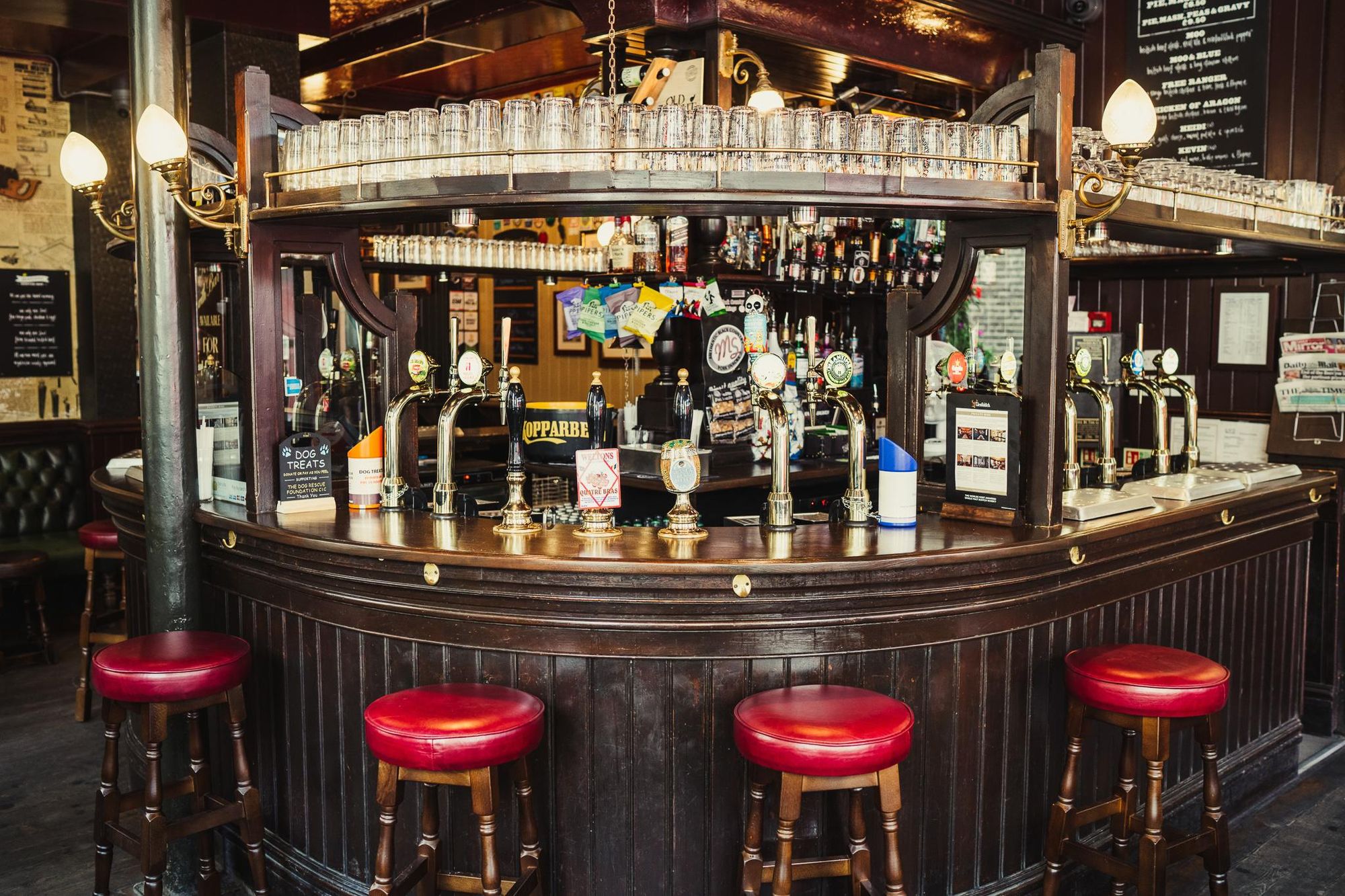 Carpenters Arms inside via Market Taverns. (Pub, Bar). Published on 10-04-2022