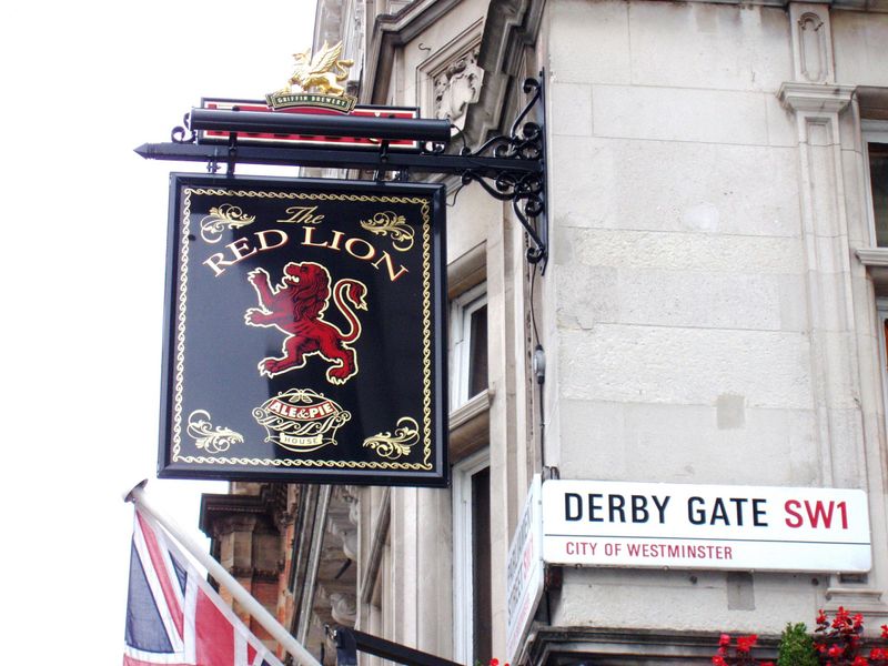 Red Lion SW1A-sign Oct 2017. (Pub, External, Sign). Published on 09-10-2017