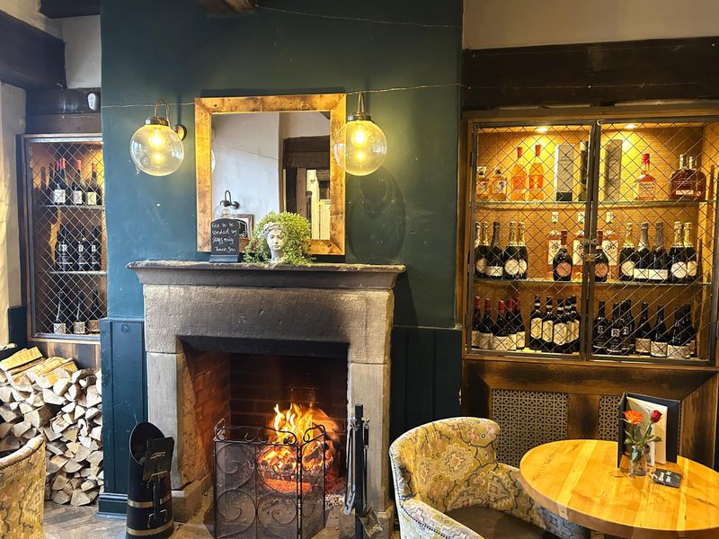 Queens Head W6 real fire. (Pub). Published on 20-02-2026 