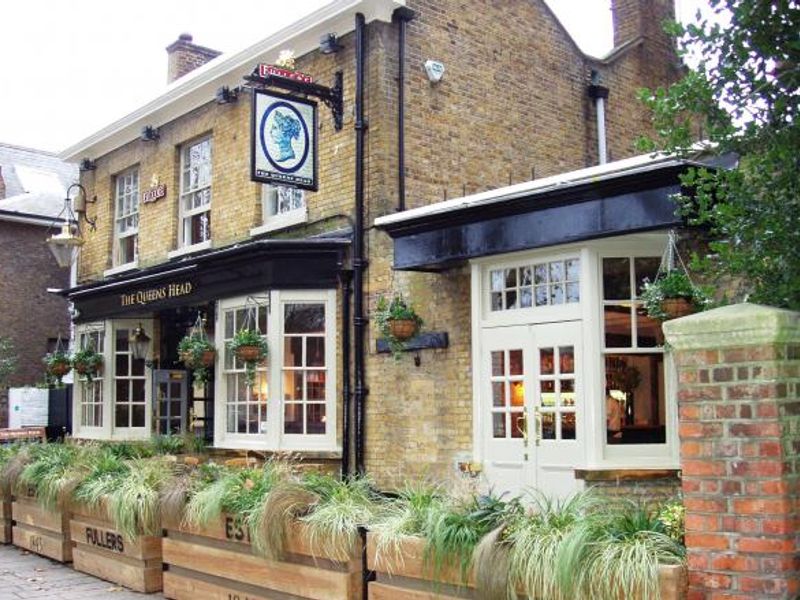 Queens Head W6-2 Nov 2015. (Pub, External). Published on 10-11-2015