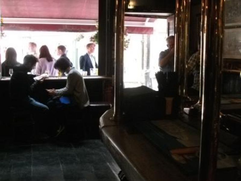 Thru to the frontoom. (Pub, Bar, Customers). Published on 08-08-2015