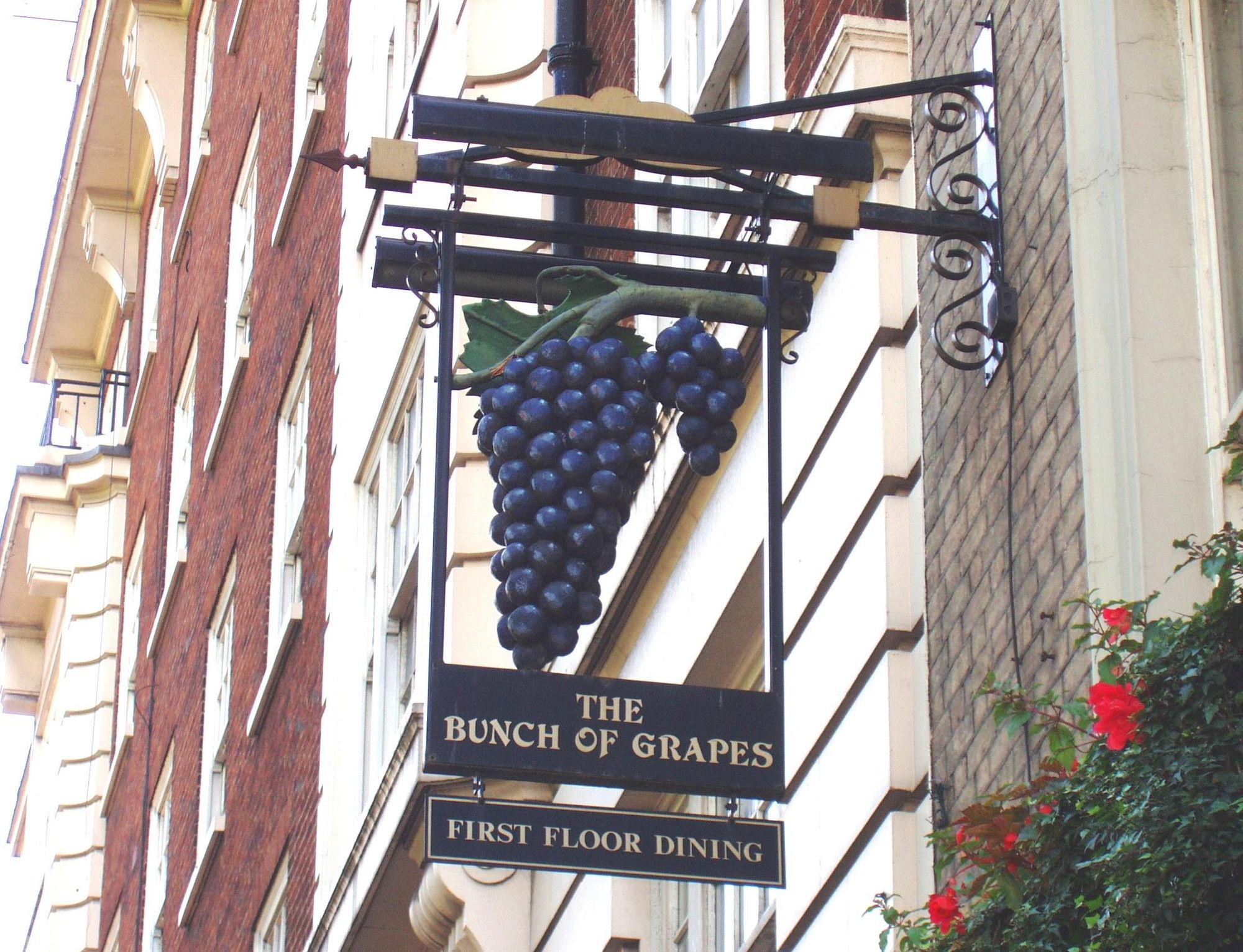 Bunch of Grapes sign SW3 June 2017. (Pub, External, Sign). Published on 11-06-2017