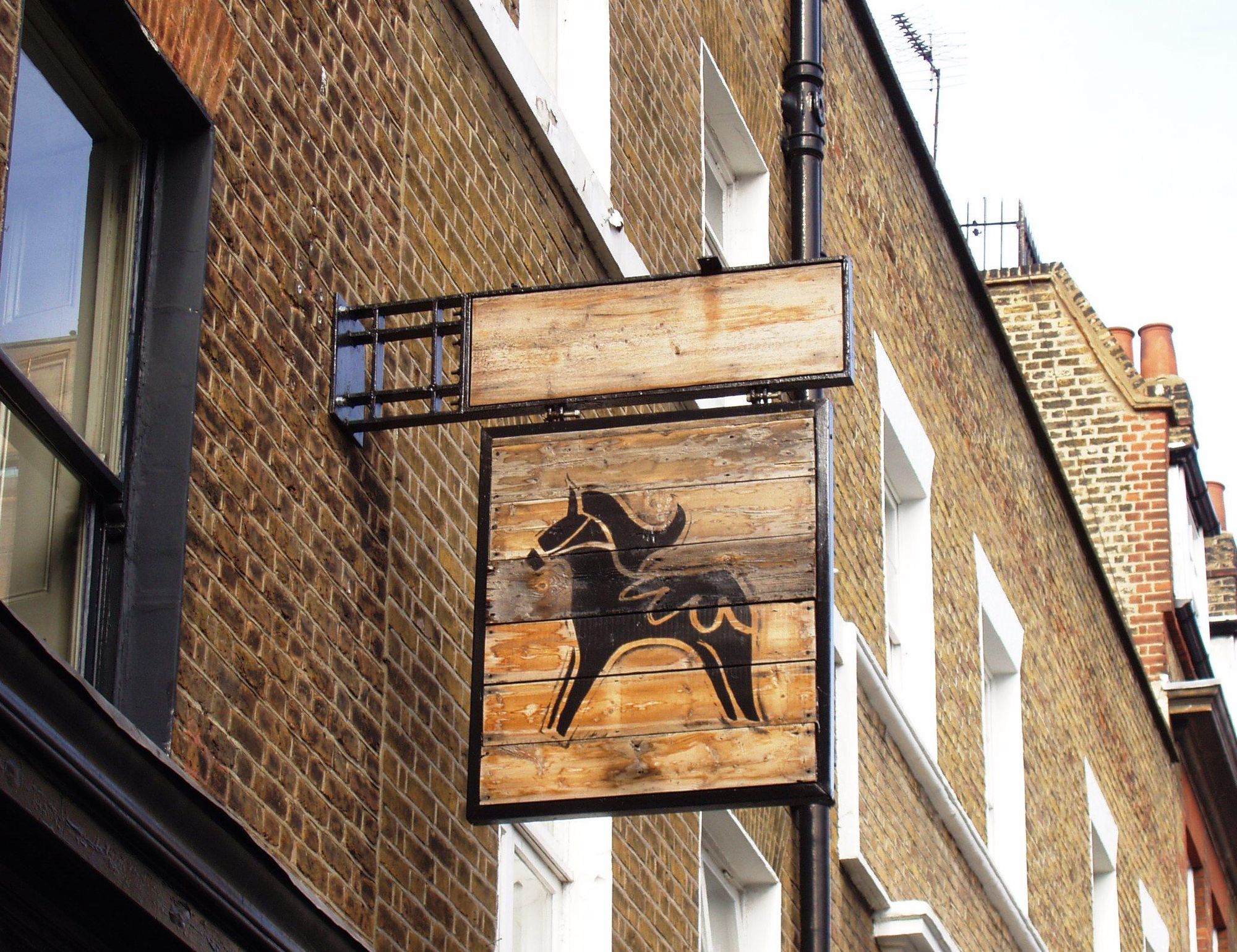 Harcourt W1 sign Sep 2017. (Pub, External, Sign). Published on 11-09-2017