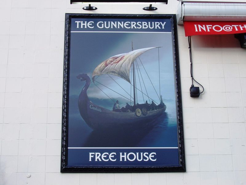 Gunnersbury W4 wallsign Oct 2016. (Pub, External, Sign). Published on 19-10-2016 
