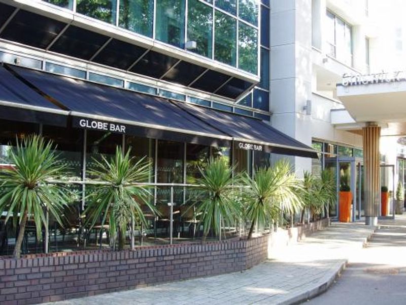 Chiswick, Globe Bar1. (Pub, External, Key). Published on 06-10-2013