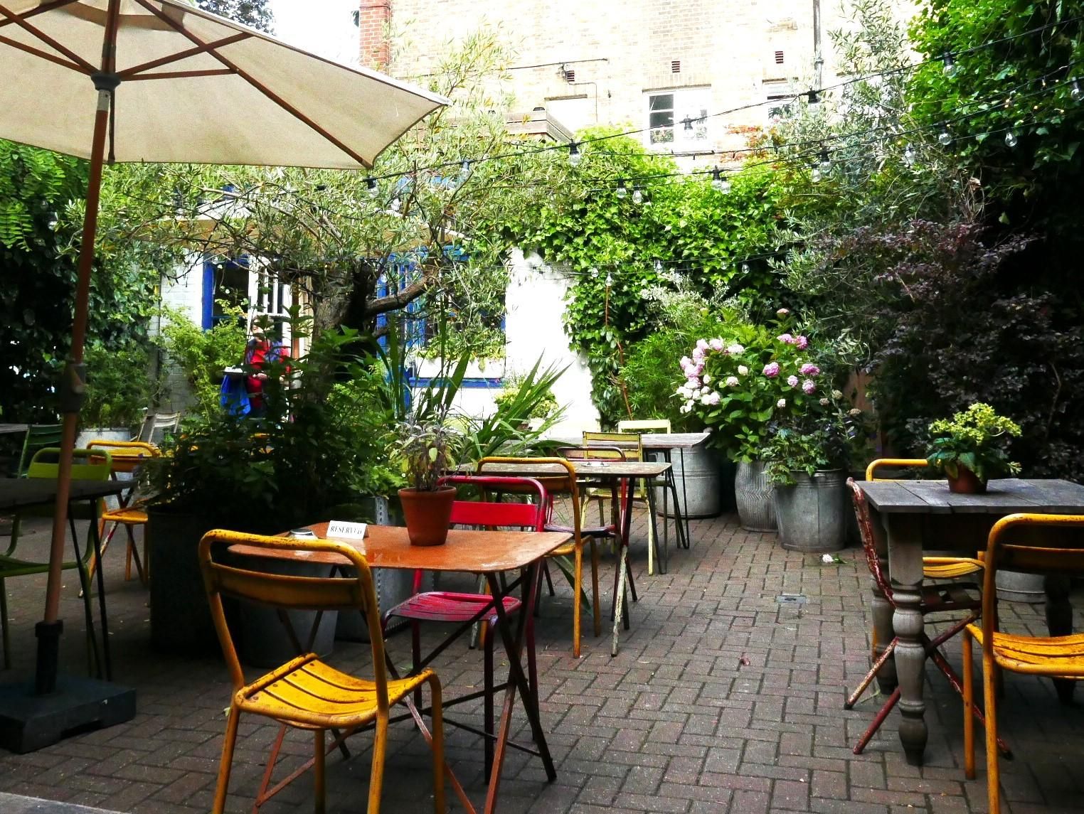 Carpenters Arms Hammersmith garden. (Pub, External). Published on 26-06-2023