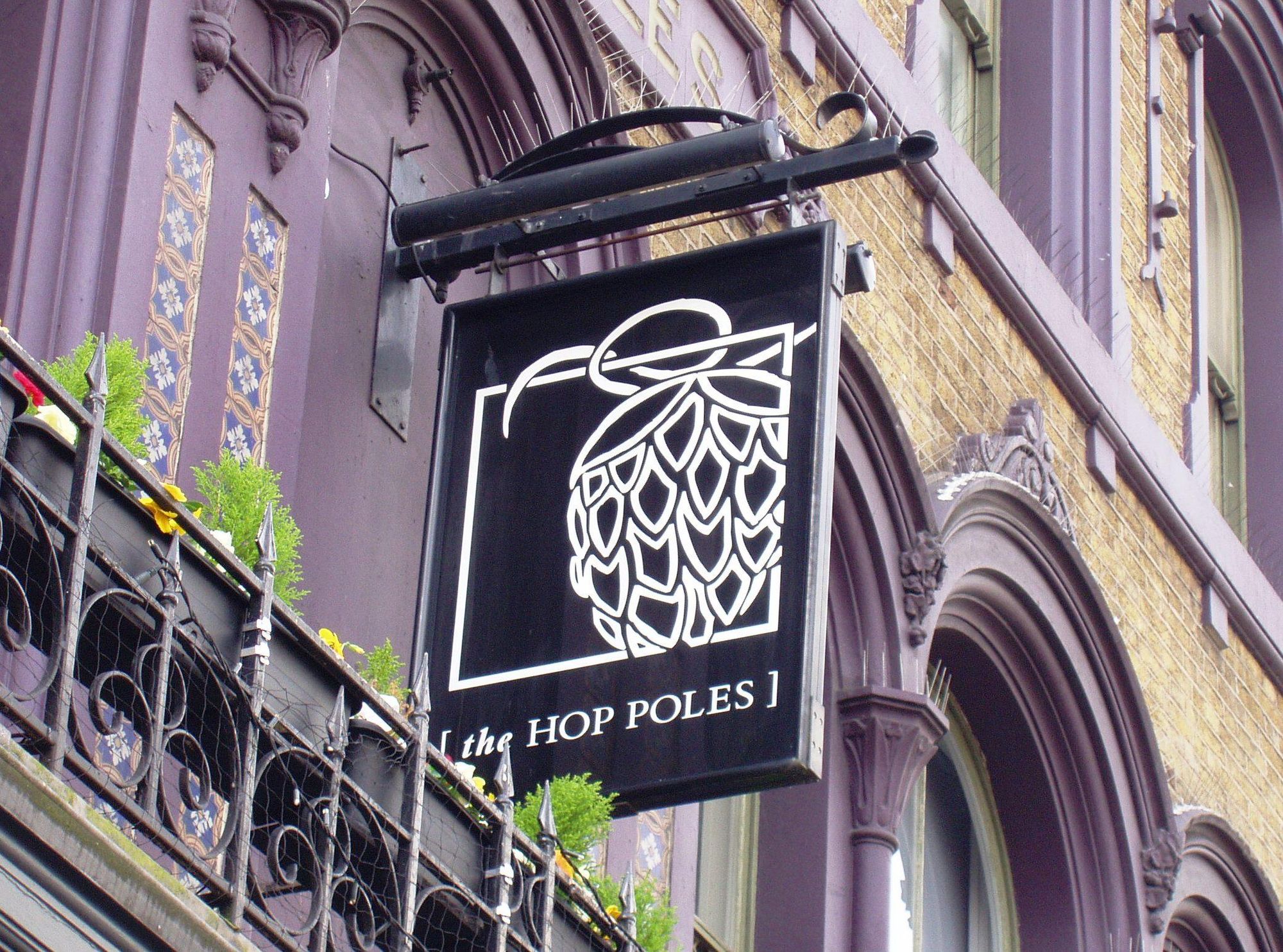 Hop Poles W6-swingsign Apr 2018. (Pub, External, Sign). Published on 15-04-2018