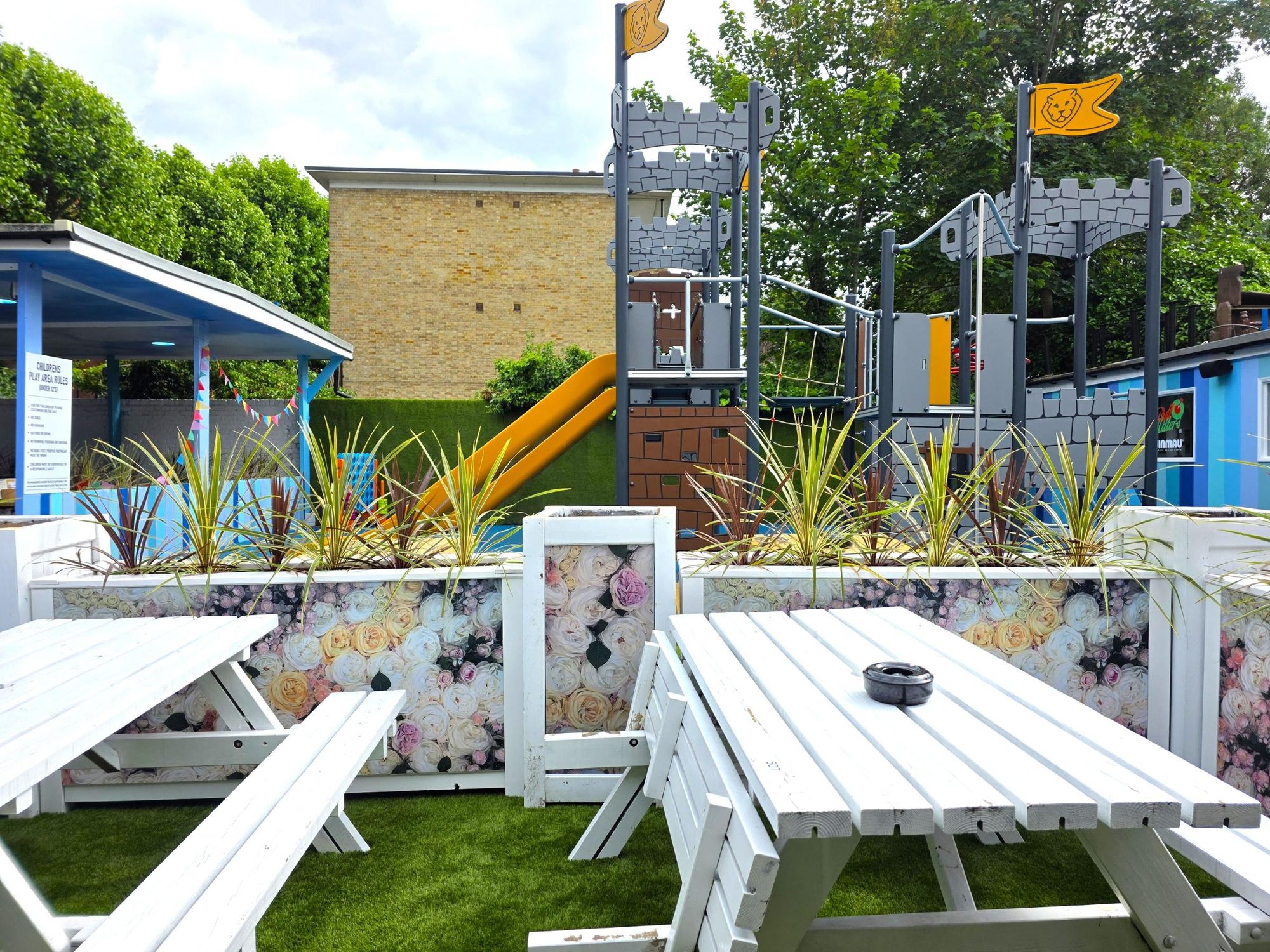 Hammersmith Belle garden1. (Pub, Garden). Published on 29-05-2025