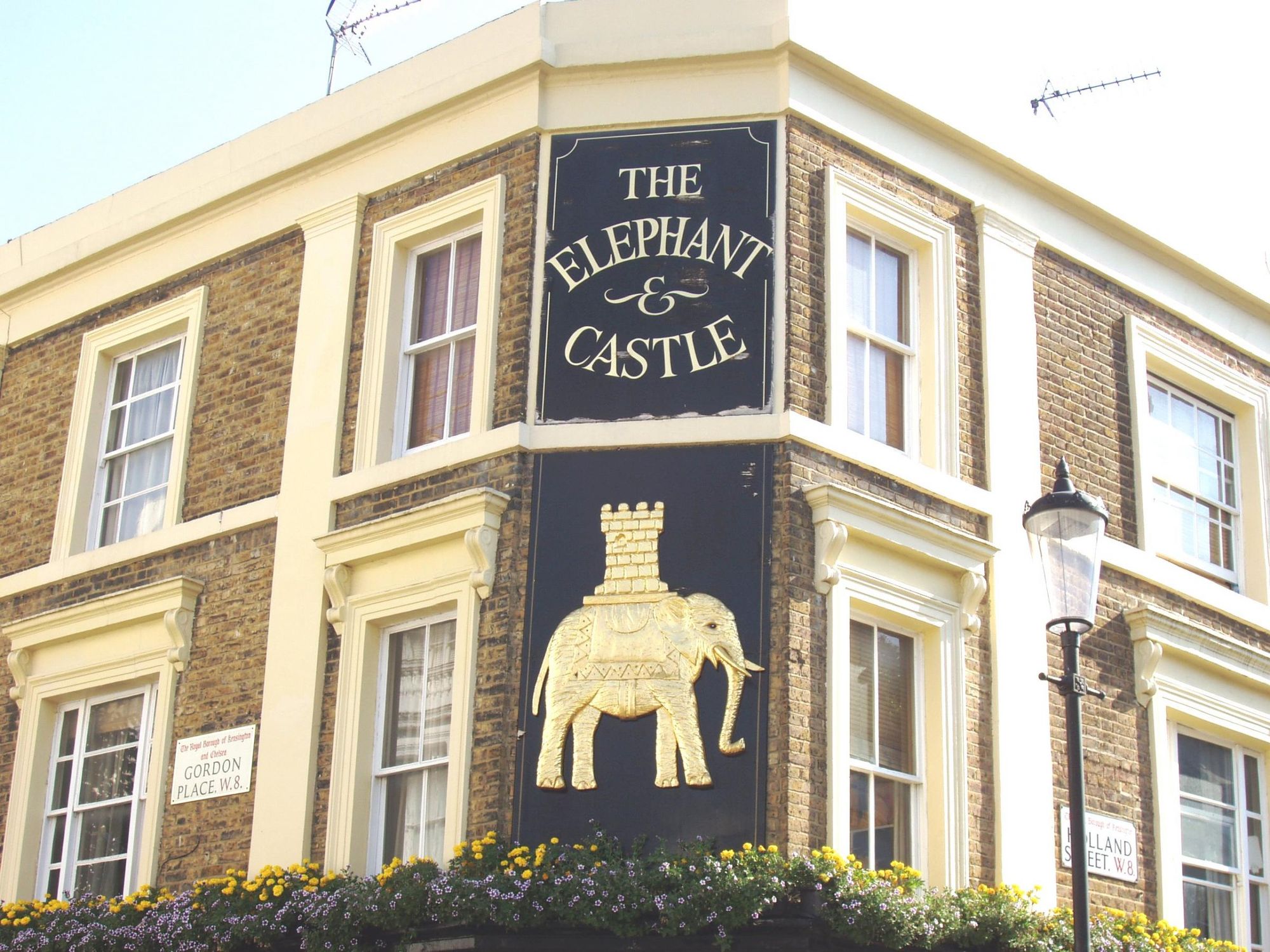 Elephant & Castle W8-3 July 2018. (Pub, External). Published on 01-07-2018