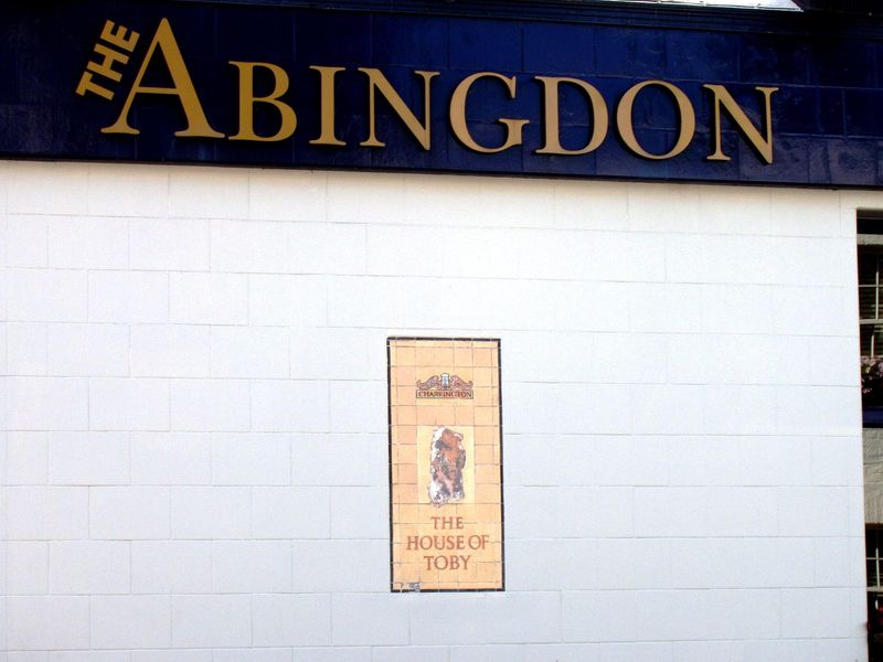 Abingdon W8 wallsign. (Pub, External). Published on 01-07-2018