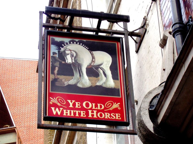 Old White Horse WC2-sign Oct 2017. (Pub, External, Sign). Published on 29-10-2017 