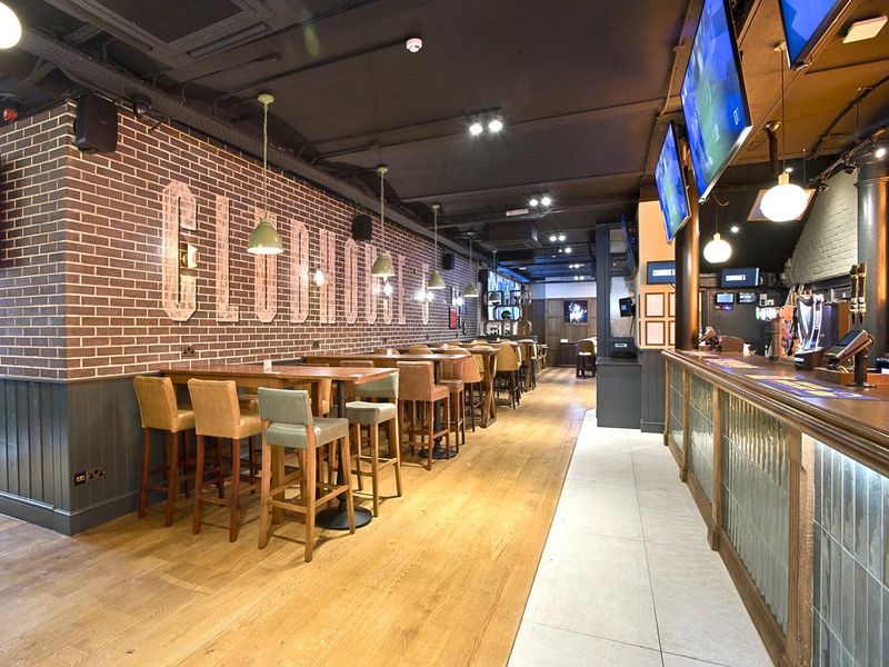 Clubhouse 5-205. (Pub). Published on 06-07-2023