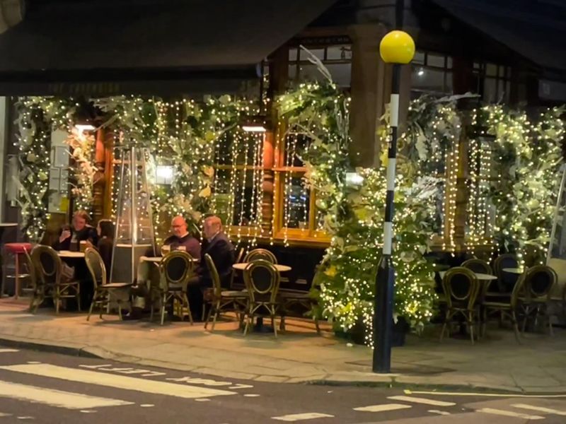 Cavendish W1 Xmas 2021-2. (Pub, External, Customers). Published on 14-12-2021