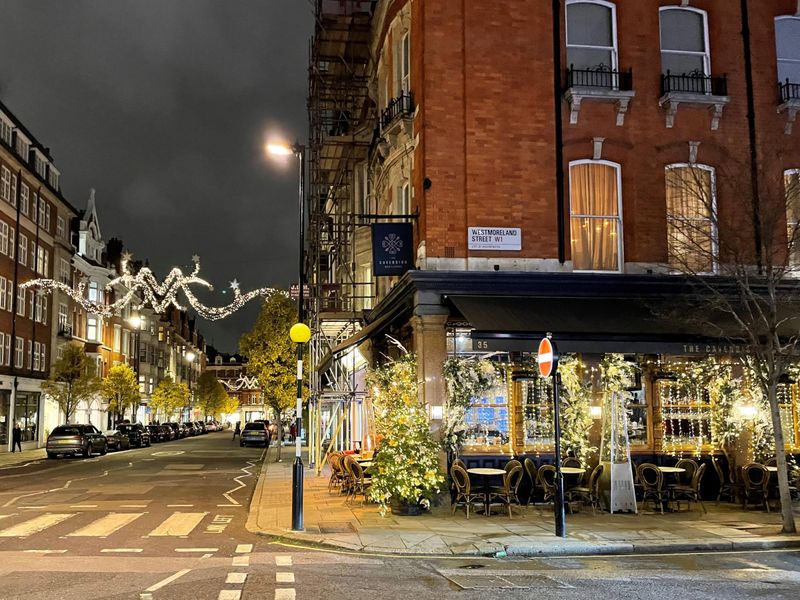 Cavendish W1 Xmas 2021-1. (Pub, External). Published on 14-12-2021