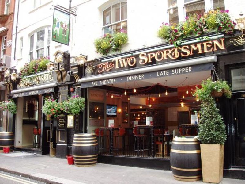 Two Sportsmen W1-1 Sep 2015. (Pub, External, Key). Published on 13-09-2015