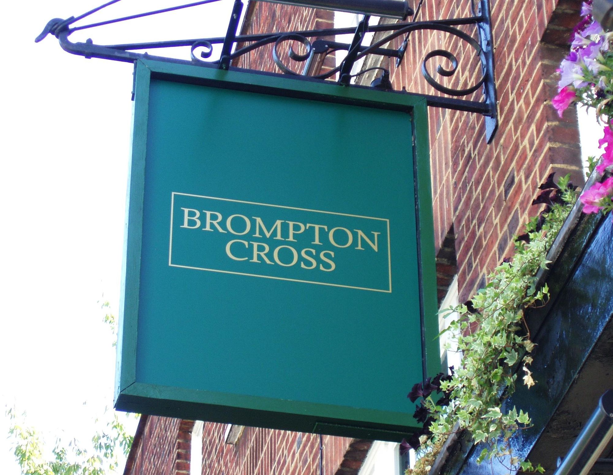 Brompton Cross-4 July 2022. (Pub, Sign). Published on 24-07-2022