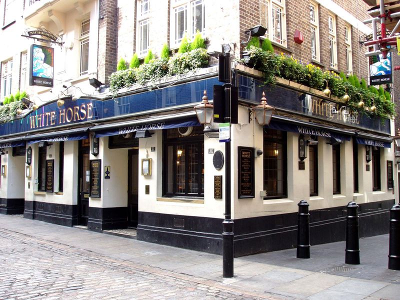 White Horse W1F-2 June 2017. (Pub, External, Key). Published on 06-06-2017