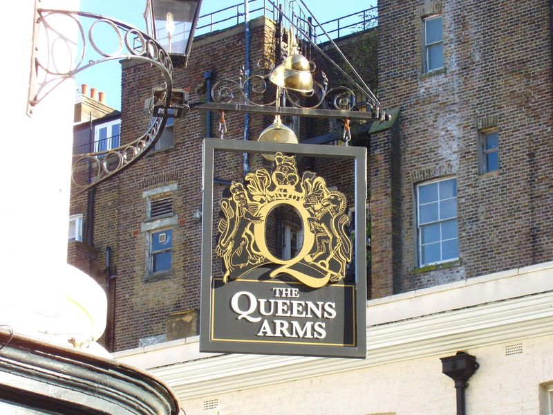 Queens Arms SW7 swingsign. (Pub, External, Sign). Published on 27-10-2024 