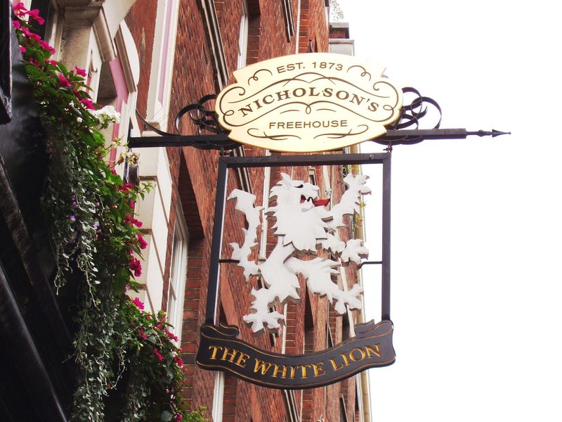 White Lion WC2 sign Sep 2017. (Pub, External, Sign). Published on 17-09-2017 