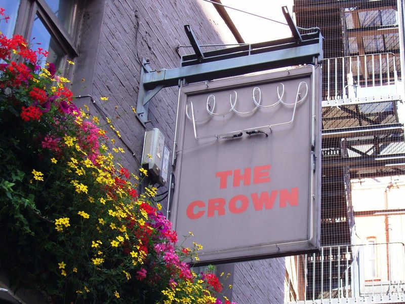 Crown SW3-swingsign July 2017. (Pub, External, Sign). Published on 02-07-2017 