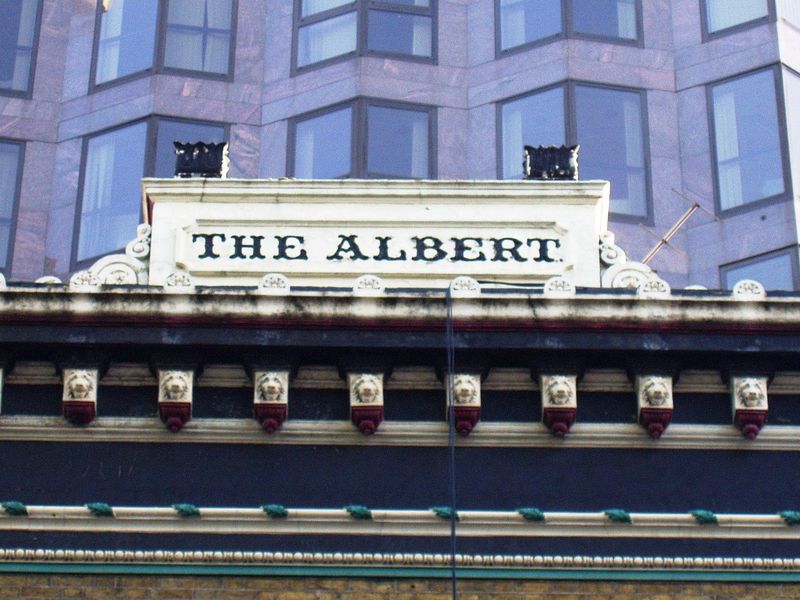 Albert SW1-pediment Oct 2017. (Pub, External). Published on 09-10-2017