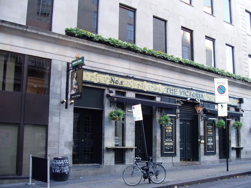 Victoria SW1-front Nov 2017. (Pub, External, Key). Published on 05-11-2017