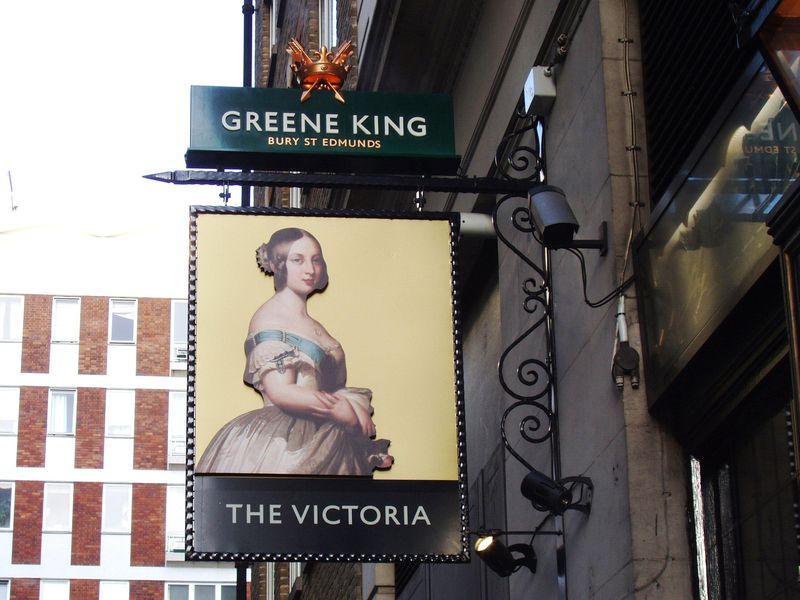 Victoria SW1-sign Nov 2017. (Pub, External, Sign). Published on 05-11-2017 