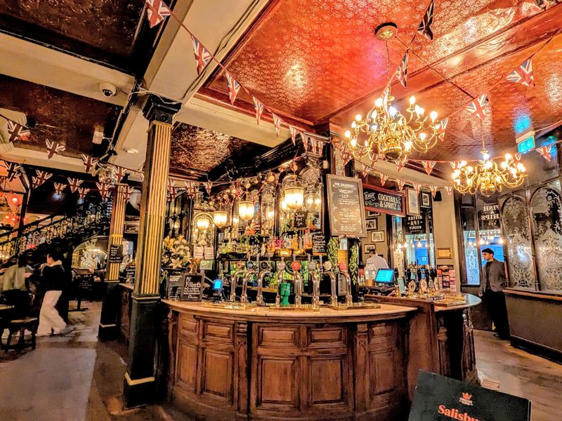 Salisbury interior-4 via Hugh Steele. (Pub, Bar). Published on 11-11-2025 