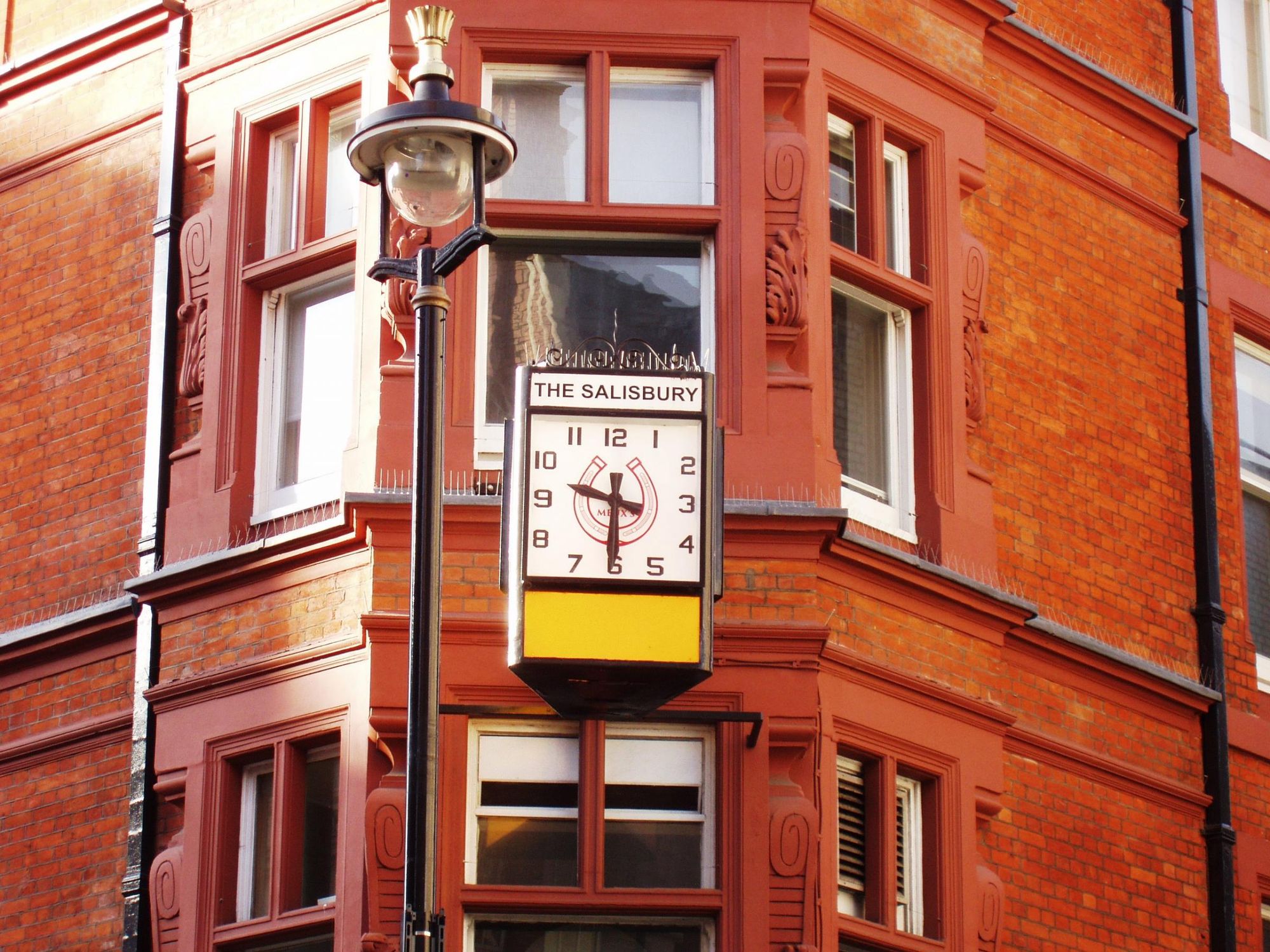 Salisbury WC2-clock Feb 2018. (Pub, External). Published on 18-02-2018