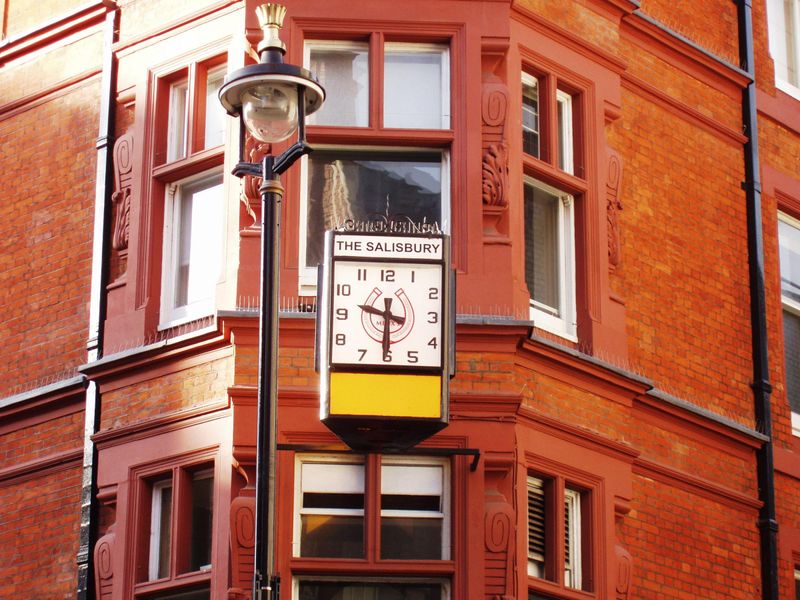 Salisbury WC2-clock Feb 2018. (Pub, External). Published on 18-02-2018 