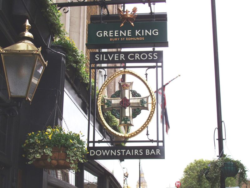 Silver Cross SW1-sign Oct 2017. (Pub, External, Sign). Published on 09-10-2017