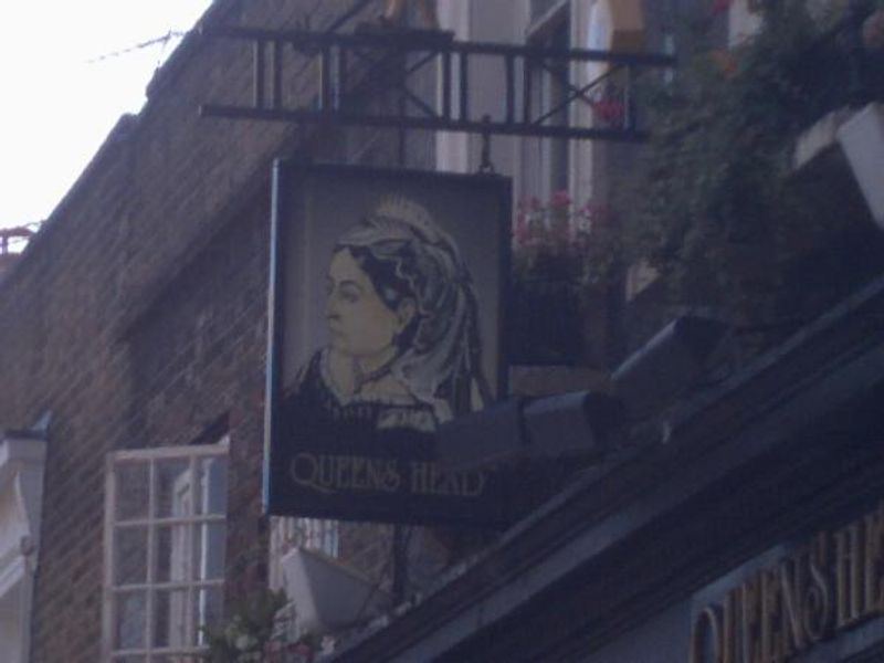 Queens Head Sw3. (Pub, Sign). Published on 06-09-2013 