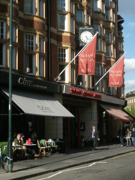 Cote 01 adj Sloane Square Hotel entrance. (External, Customers). Published on 17-04-2014
