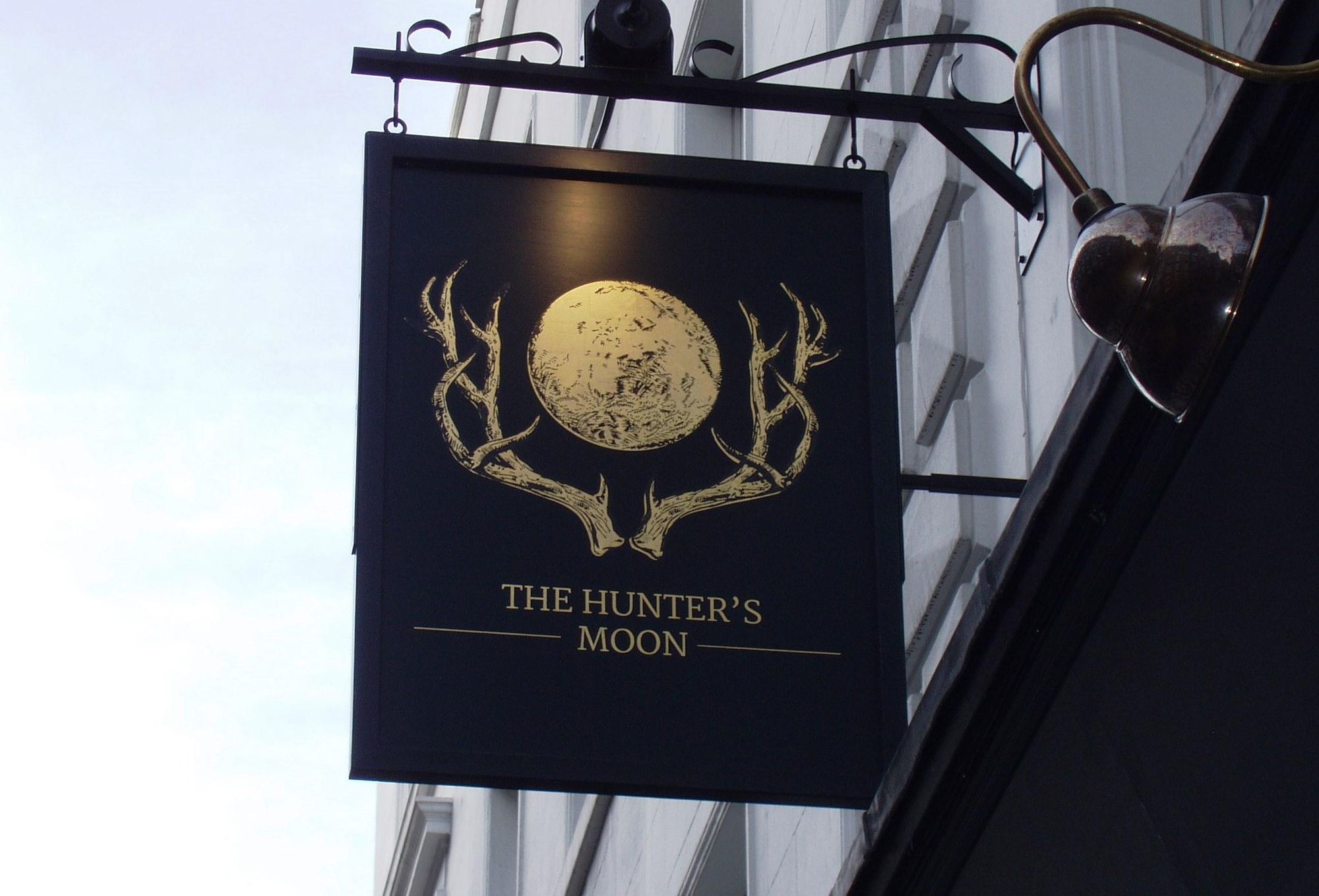 Hunter's Moon-sign Oct 2019. (Pub, External, Sign). Published on 27-10-2019
