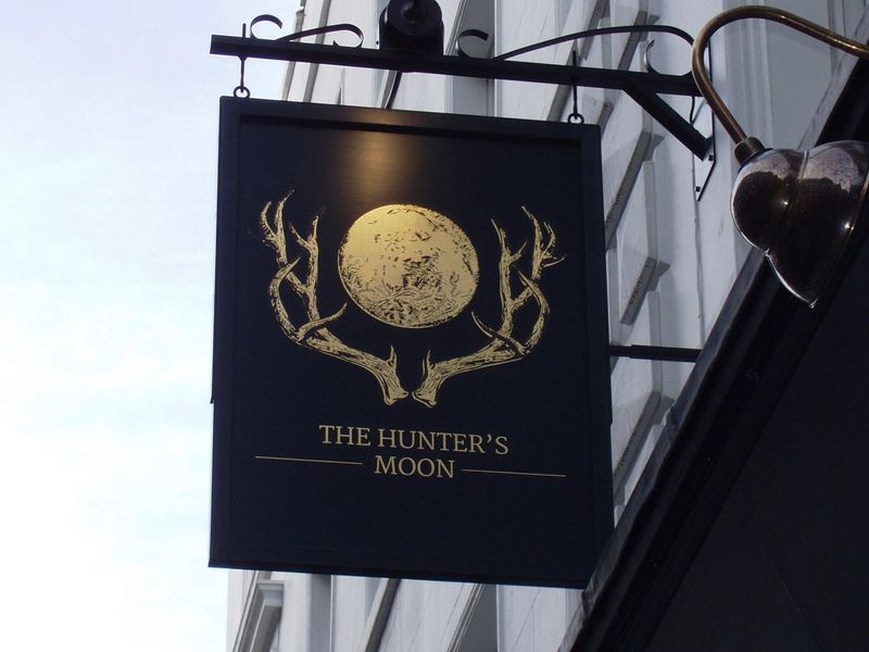 Hunter's Moon-sign Oct 2019. (Pub, External, Sign). Published on 27-10-2019