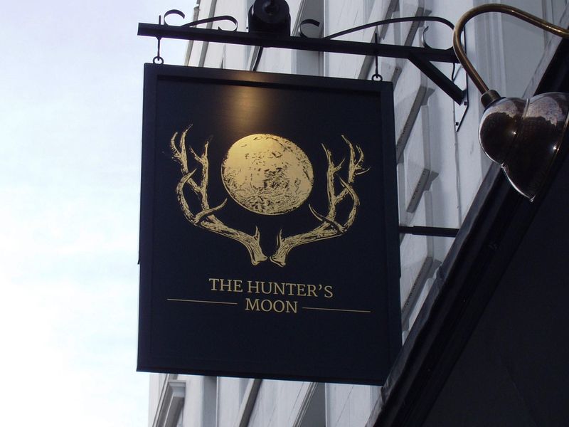 Hunter's Moon-sign Oct 2019. (Pub, External, Sign). Published on 27-10-2019 