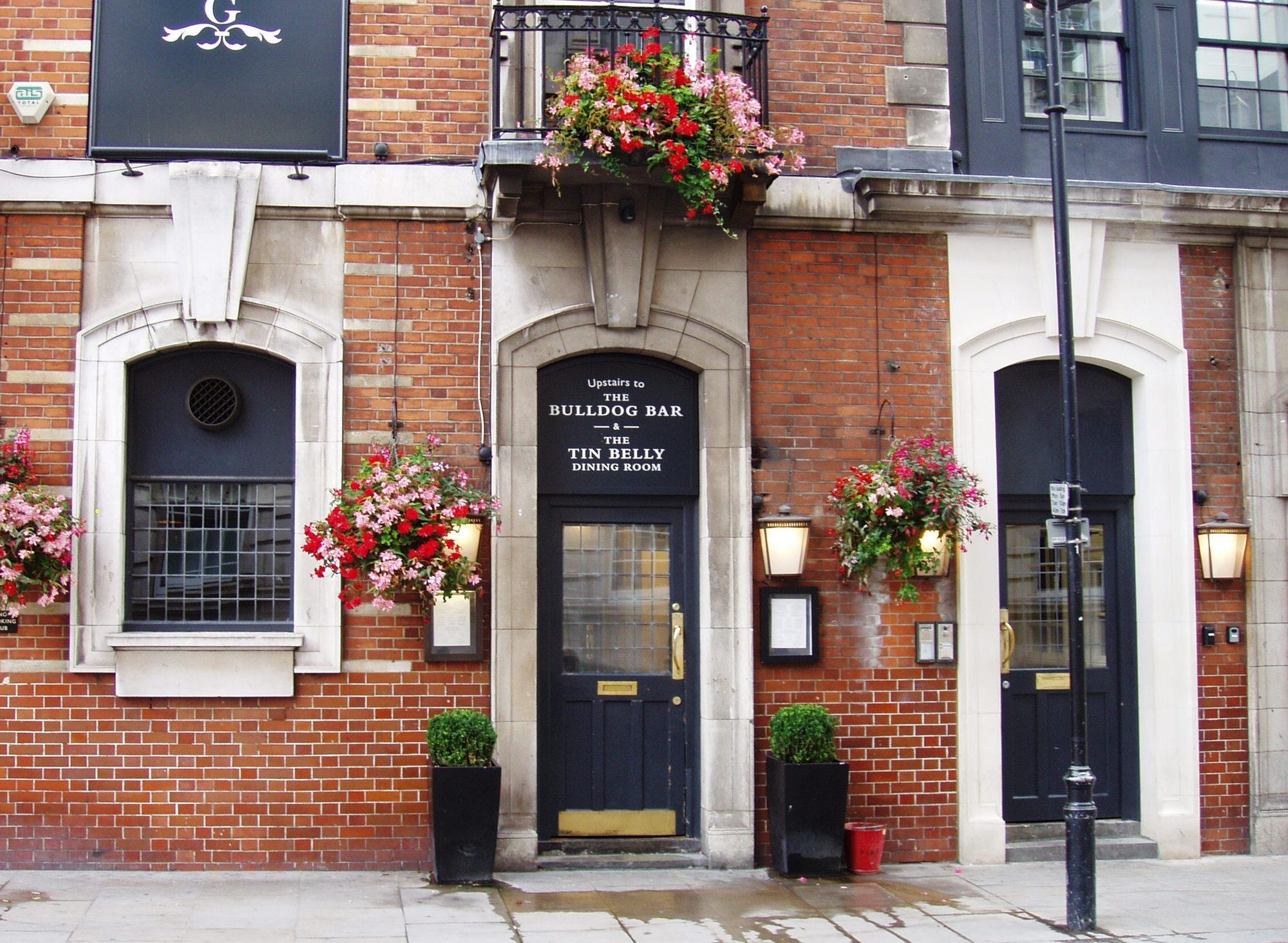 Clarnce SW1 side entrance Oct 2017. (Pub, External). Published on 09-10-2017
