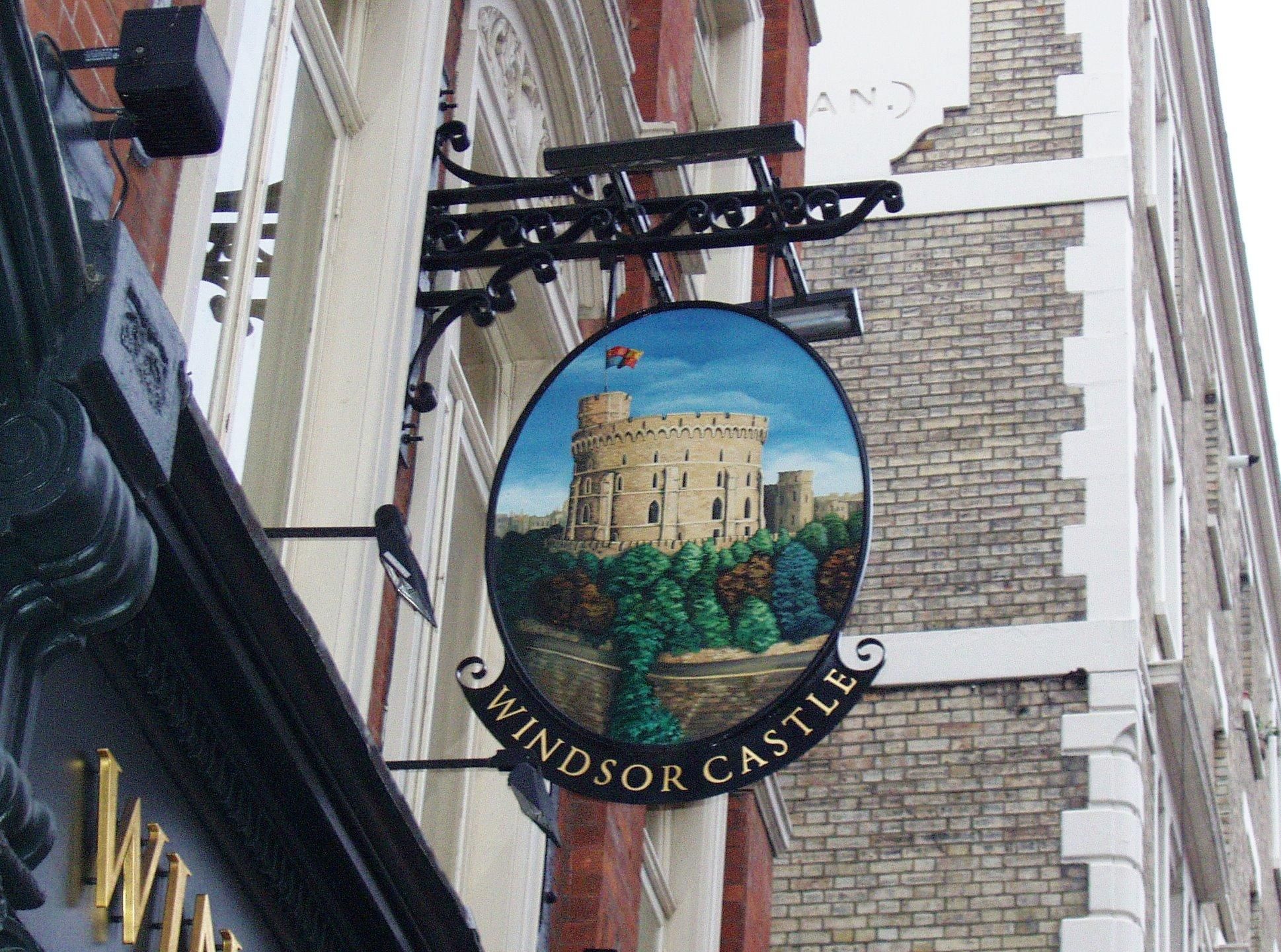 Windsor Castle SW1-sign Jan 2019. (Pub, External, Sign). Published on 13-01-2019