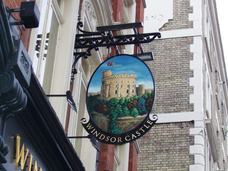 Windsor Castle SW1-sign Jan 2019. (Pub, External, Sign). Published on 13-01-2019